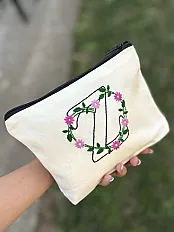 Ručno vezeni neseser s personalizovanim monogramom