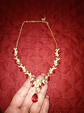  Elegantna Statement ogrlica u zlatnoj boji – Kraljevsko crveni kristali