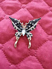 Modni broš „Midnight Butterfly” s crnim emajlom i cirkonima