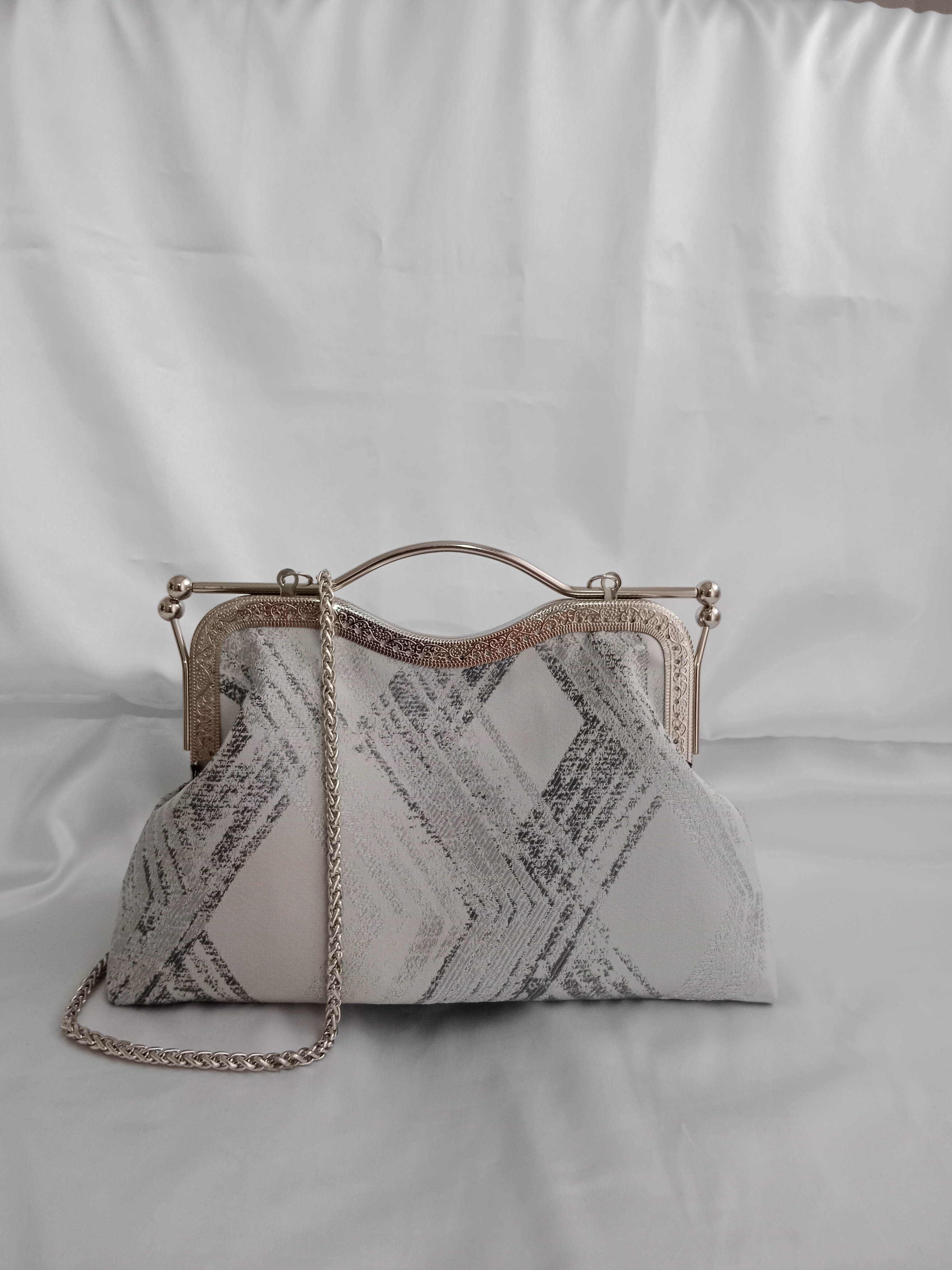 Siva rucno radjena torba | Handmade | Metalni okvir — slika 1