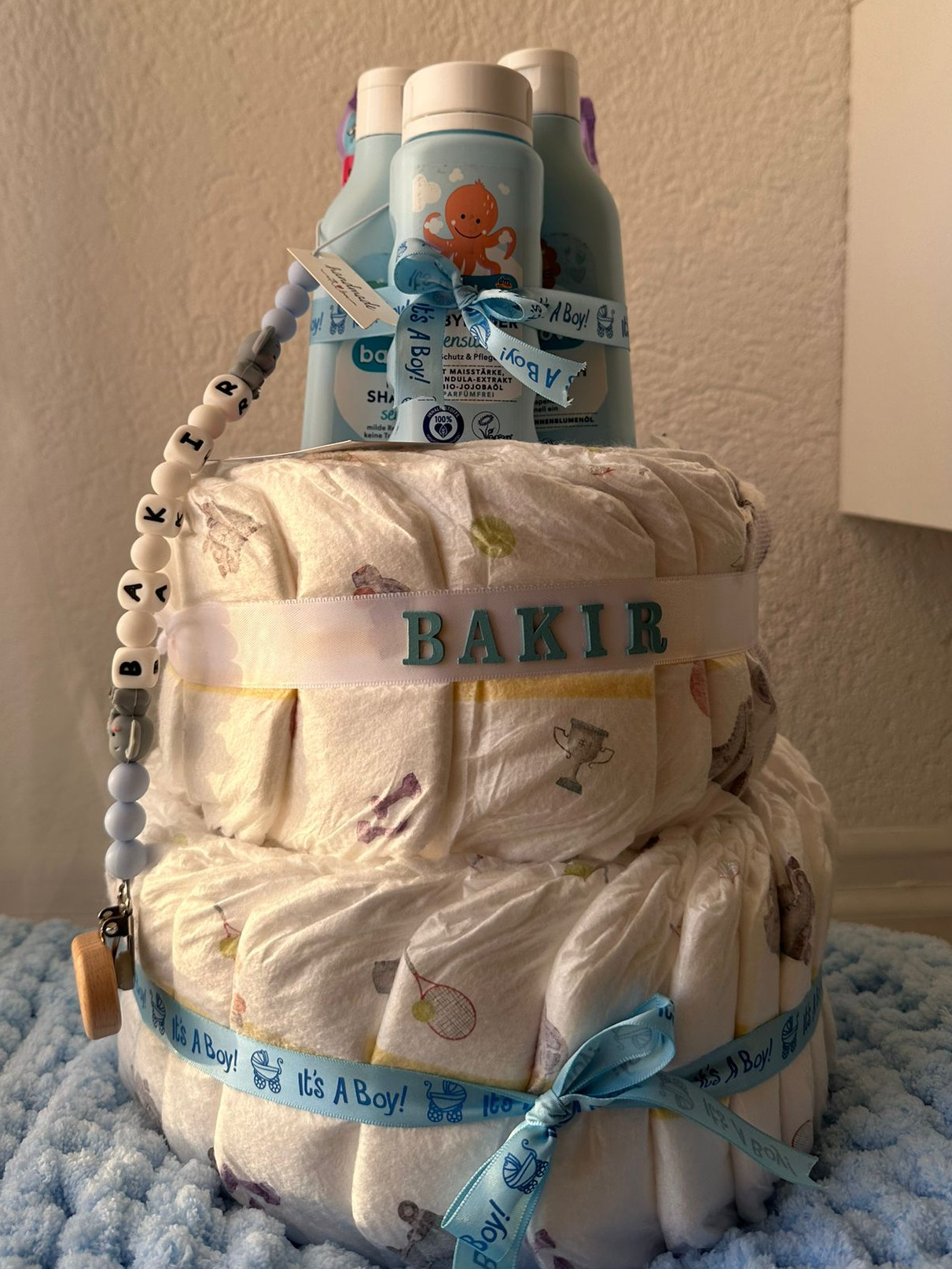 Elegantna Torta od Pelena s Baby Poklon Setom + Vezica za dudu — slika 1