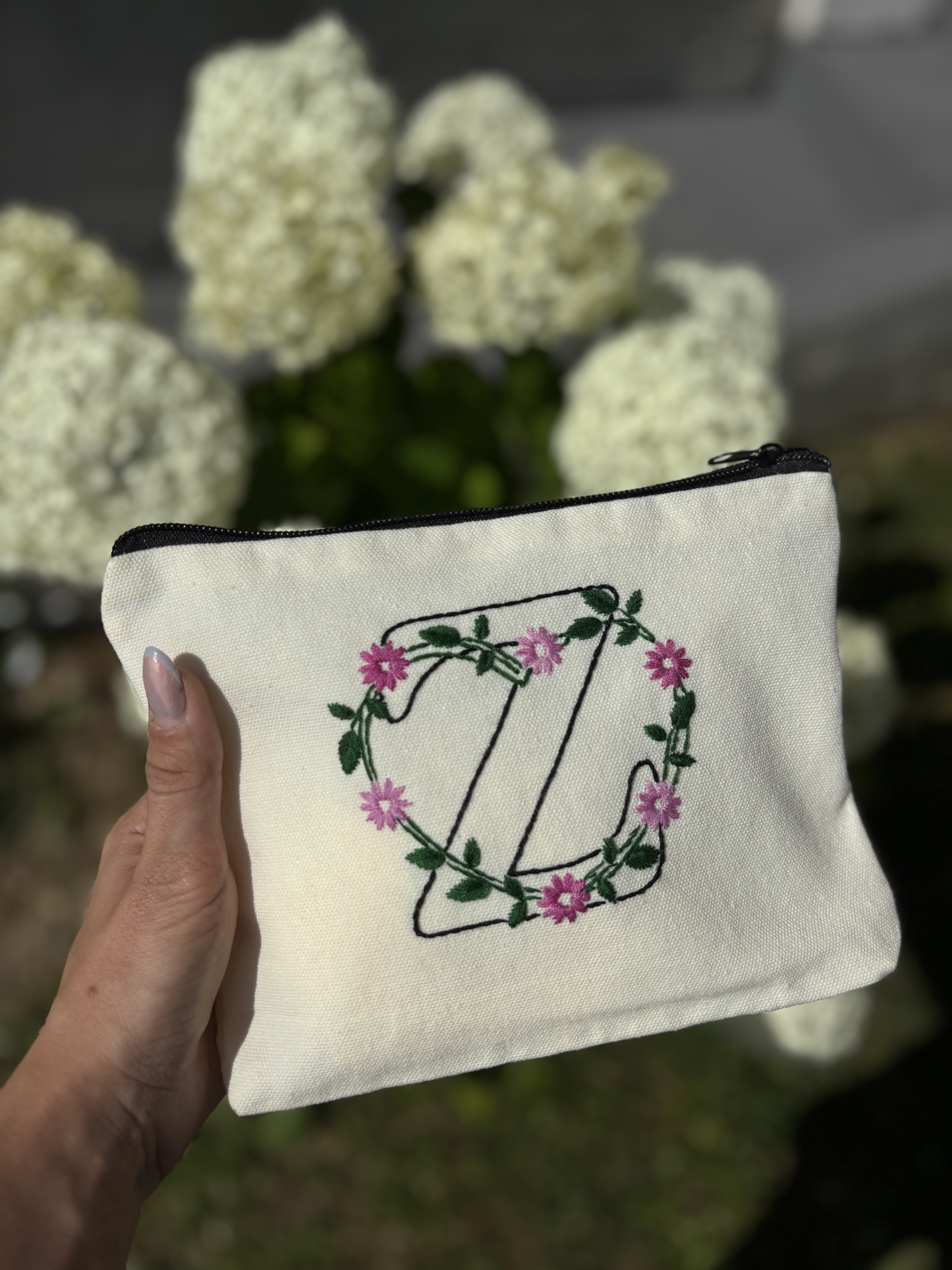 Ručno vezeni neseser s personalizovanim monogramom — slika 4