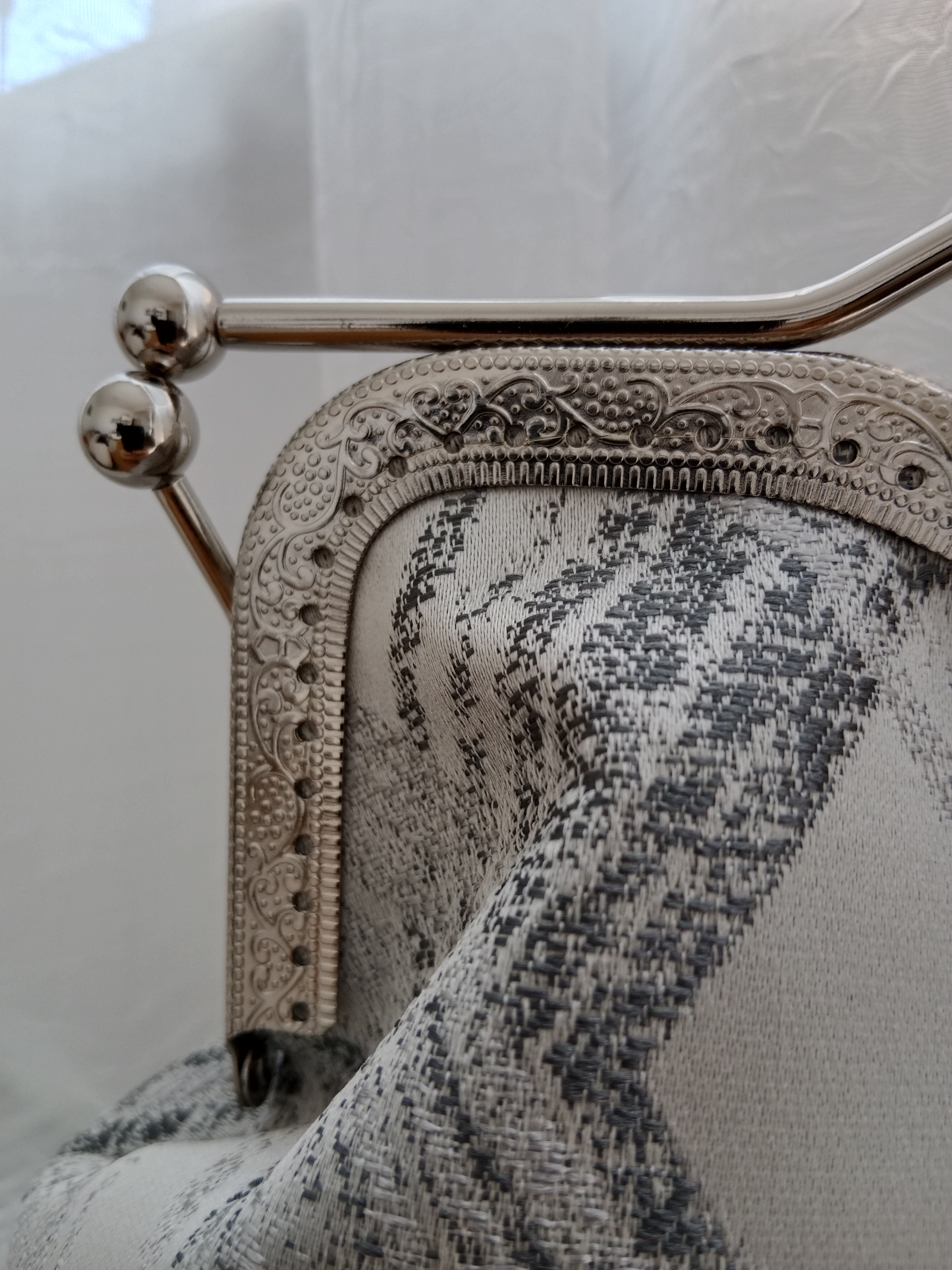 Siva rucno radjena torba | Handmade | Metalni okvir — slika 5