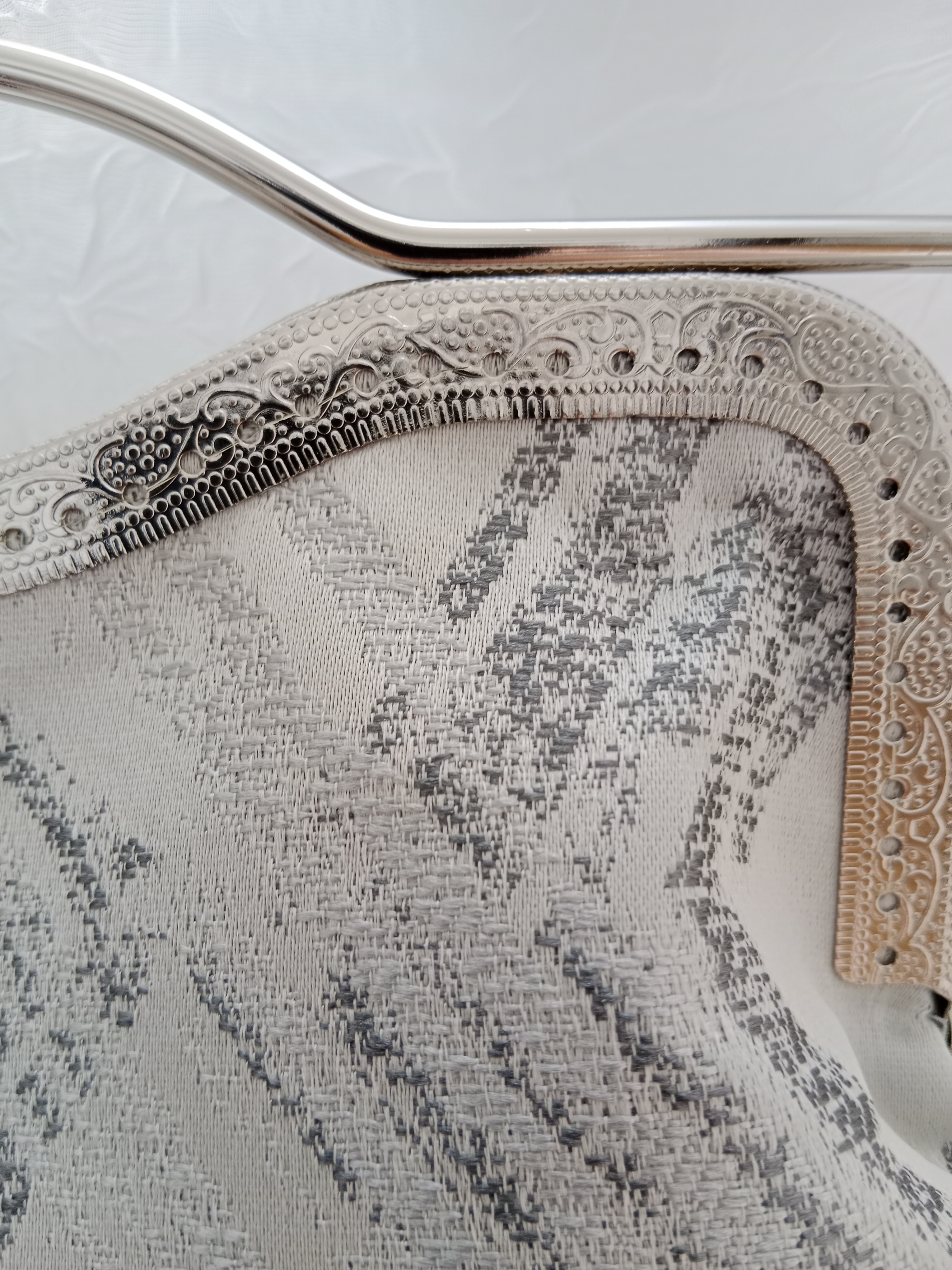 Siva rucno radjena torba | Handmade | Metalni okvir — slika 4