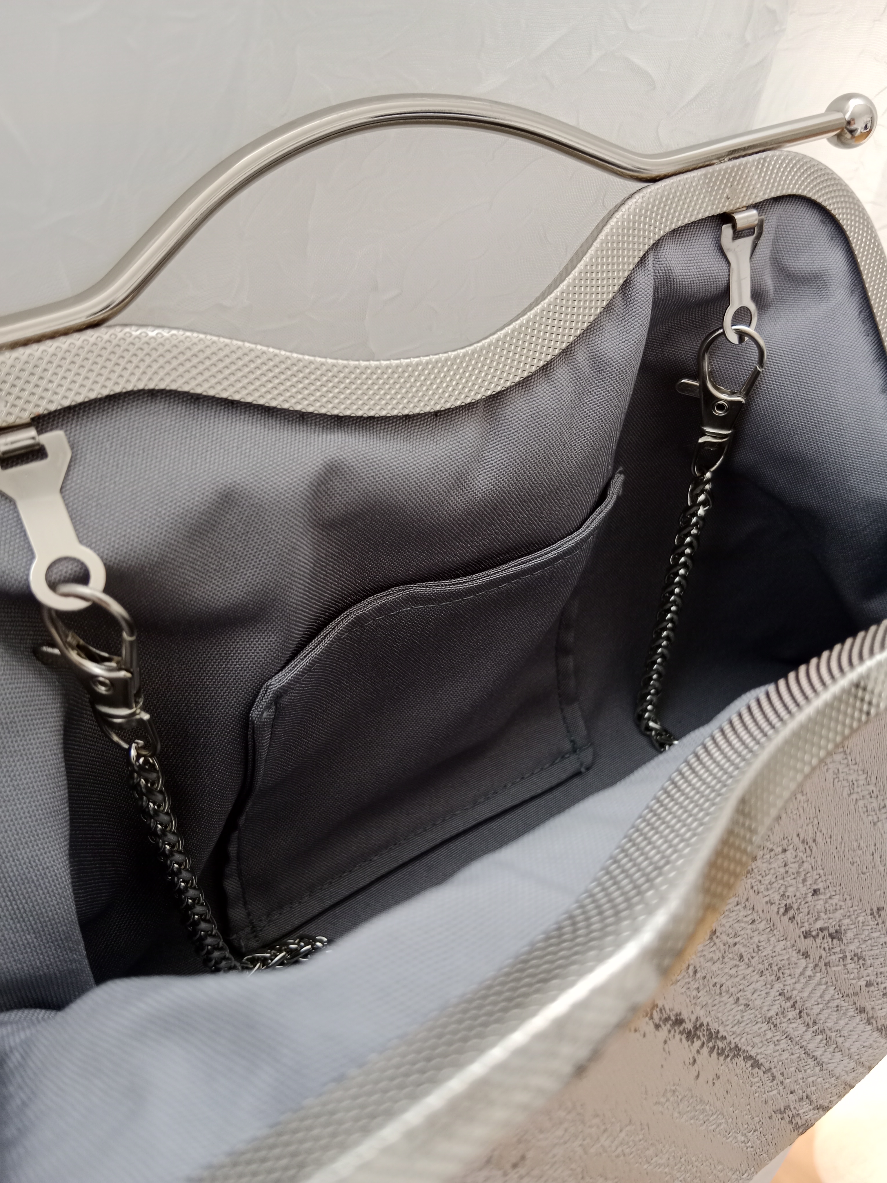 Siva rucno radjena torba | Handmade | Metalni okvir — slika 3
