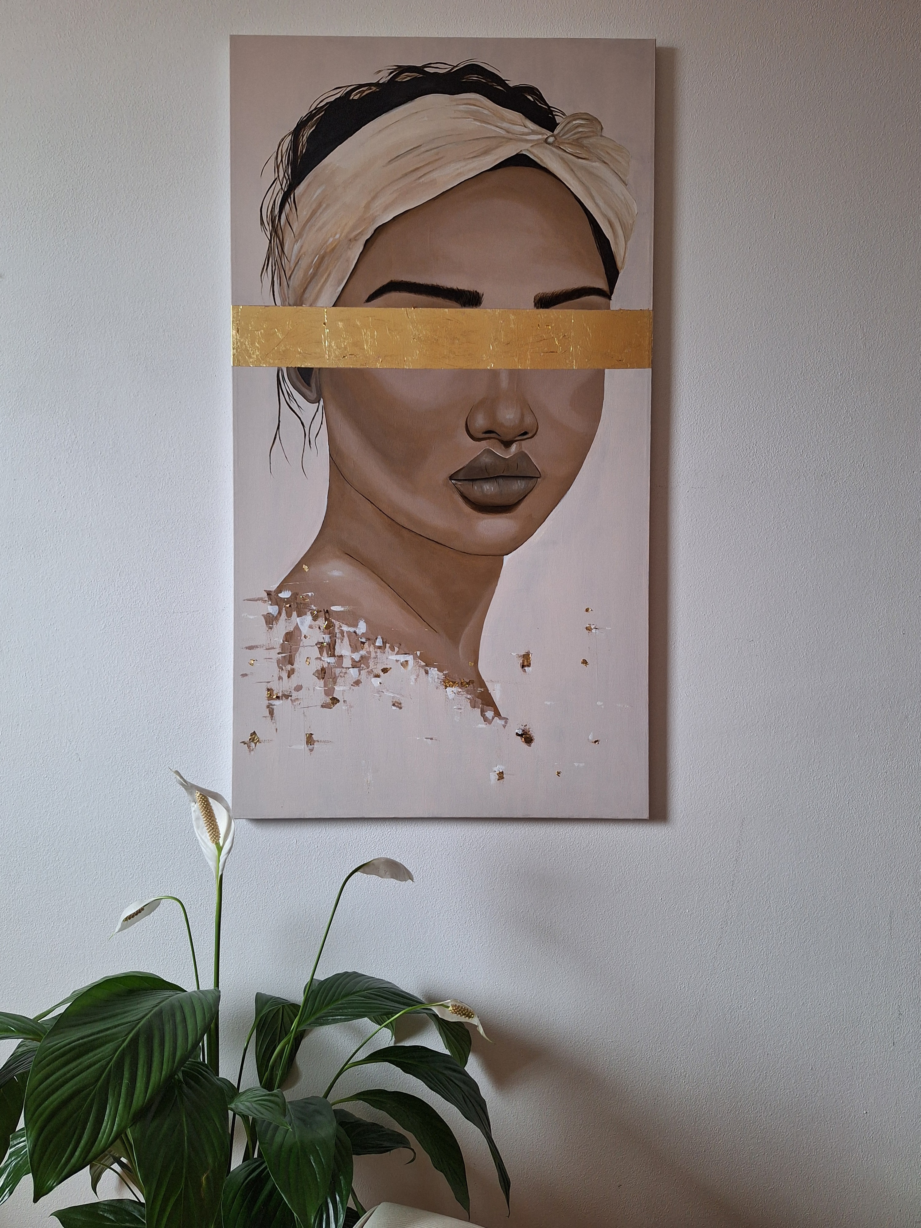 Portret žene sa zlatnim detaljima — slika 2
