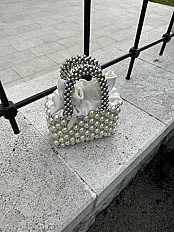 Prljavo bijelo-srebrena biserna torbica — slika 4