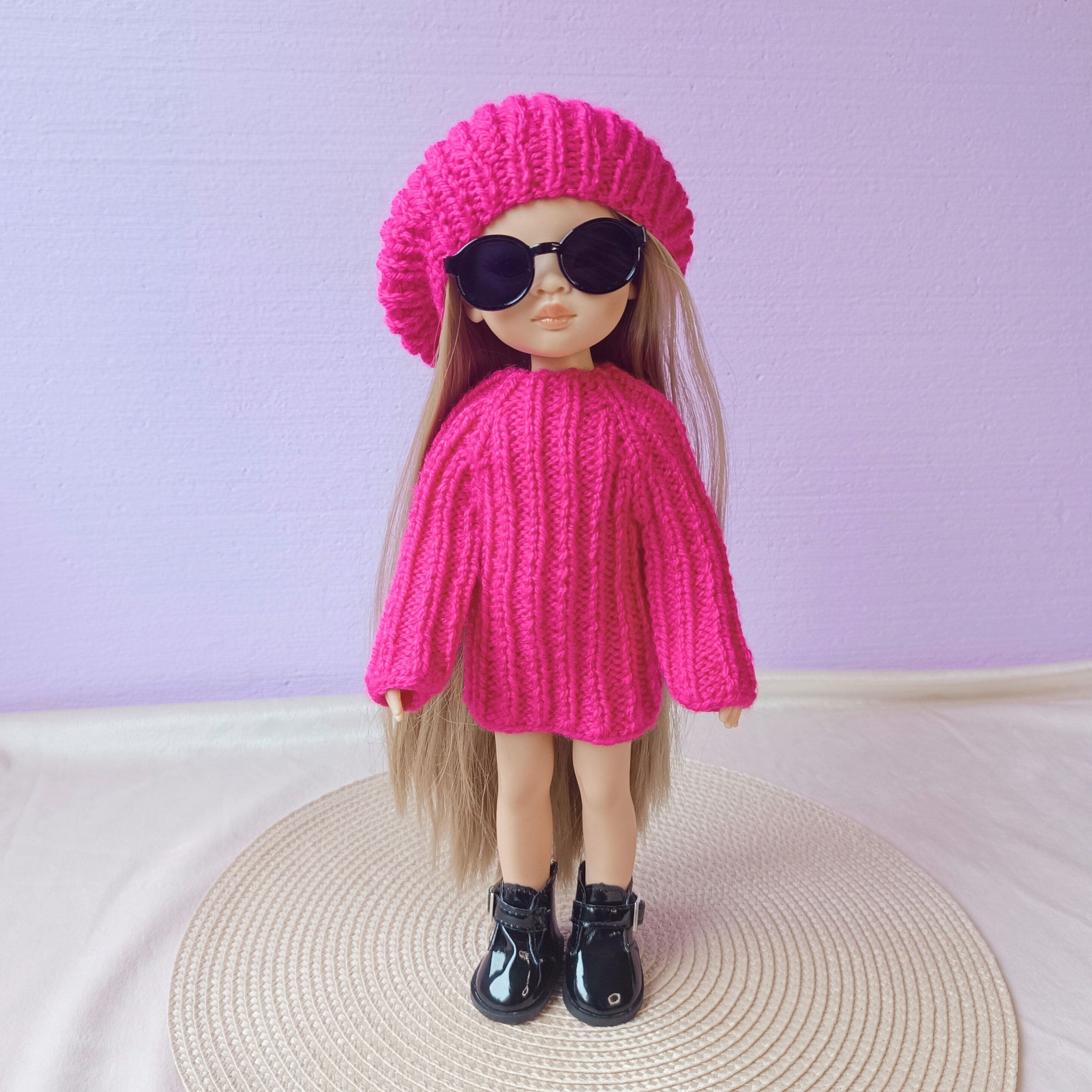 Set odjeće za lutke Paola Reina - pletena pink haljina i kapa — slika 2
